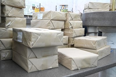 Запаковані посилки в приміщенні Головпоштамту у Києві, 7 грудня 2021 року Запаковані посилки в приміщенні Головпоштамту у Києві, 7 грудня 2021 року