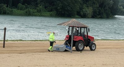 Комунальники очищують пісок на хмельницькому пляжі: що залишають після себе відпочивальники Комунальники очищують пісок на хмельницькому пляжі: що залишають після себе відпочивальники