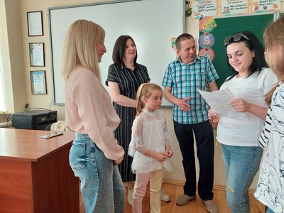 На Львівщині військовий передав подарунки дівчинці, яка написала лист на передову На Львівщині військовий передав подарунки дівчинці, яка написала лист на передову
