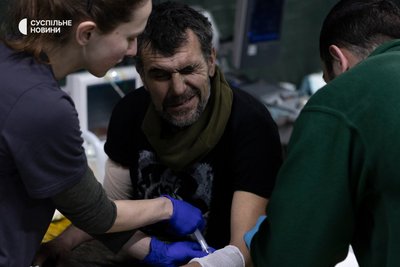 Поранений військовий з Торецького напрямку у стабі Першого окремого медичного батальйону на Донеччині Поранений військовий з Торецького напрямку у стабі Першого окремого медичного батальйону на Донеччині