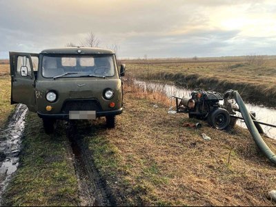 Бурштин досі миють: у поліції показали як вилучають на Рівненщині мотопомпи Бурштин досі миють: у поліції показали як вилучають на Рівненщині мотопомпи