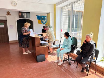 На Вінниччині, поблизу влучання в житловий будинок, відкрили штаб допомоги На Вінниччині, поблизу влучання в житловий будинок, відкрили штаб допомоги