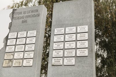 У ліцеях Вінниці відкрили пам'ятні стели на честь полеглих випускників У ліцеях Вінниці відкрили пам'ятні стели на честь полеглих випускників