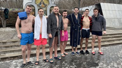 Працівники координаційного гумцентру прийшли купатися на Водохреще у Саржин яр, 6 січня 2025 року Працівники координаційного гумцентру прийшли купатися на Водохреще у Саржин яр, 6 січня 2025 року