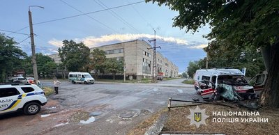 У Дніпрі "швидка" врізалася у стовп: загинув медпрацівник, двоє поранених У Дніпрі "швидка" врізалася у стовп: загинув медпрацівник, двоє поранених
