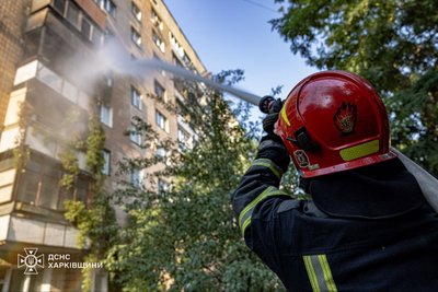 Рятувальник гасить пожежу в дев'ятиповерхівці в Харкові, 10 липня 2025 року Рятувальник гасить пожежу в дев'ятиповерхівці в Харкові, 10 липня 2025 року