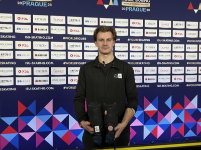 Артем Даренський демонструє ковзани, в яких змагатиметься на чемпіонаті світу-2026 Артем Даренський демонструє ковзани, в яких змагатиметься на чемпіонаті світу-2026
