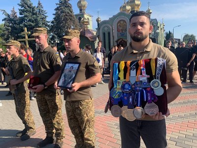 Добровольцем пішов на фронт у 19: у Черкасах попрощалися із полеглим 21-річним воїном Ярославом Стрільцем Добровольцем пішов на фронт у 19: у Черкасах попрощалися із полеглим 21-річним воїном Ярославом Стрільцем