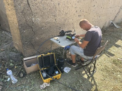 Під обстрілами відновлюють телекомунікації та інтернет: як у Херсоні працюють зв'язківці Під обстрілами відновлюють телекомунікації та інтернет: як у Херсоні працюють зв'язківці