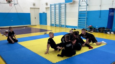 Ветеран навчає дітей двоборству у Дубні на Рівненщині Ветеран навчає дітей двоборству у Дубні на Рівненщині