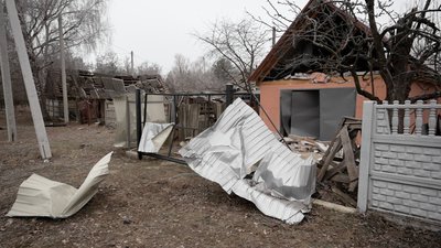 В Євминці на Чернігівщині фіксують наслідки атаки російського безпілотника: що розповідають місцеві В Євминці на Чернігівщині фіксують наслідки атаки російського безпілотника: що розповідають місцеві