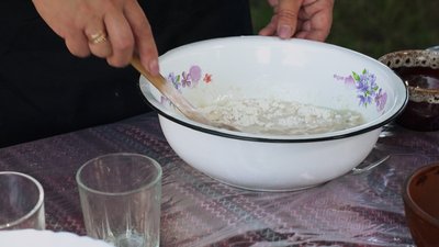 «Перейняла від мами і бабусі»: як на Рівненщині готують пісні пиріжки «лисички» «Перейняла від мами і бабусі»: як на Рівненщині готують пісні пиріжки «лисички»
