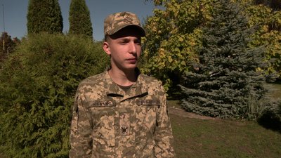 Вперше за 25 років дівчата пройшли посвяту в Острозькому військовому ліцеї. Як це відбувалося Вперше за 25 років дівчата пройшли посвяту в Острозькому військовому ліцеї. Як це відбувалося