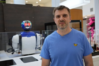 «З великим задоволенням підходять і замовляють». У Дніпрі робот із ШІ готує каву та розмовляє з клієнтами «З великим задоволенням підходять і замовляють». У Дніпрі робот із ШІ готує каву та розмовляє з клієнтами