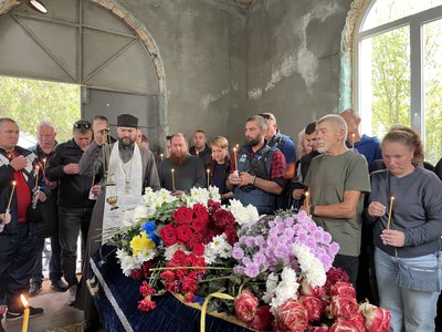 «Його серце було занадто велике». У передмісті Херсона провели в останню путь волонтера Михайла Осіпова «Його серце було занадто велике». У передмісті Херсона провели в останню путь волонтера Михайла Осіпова
