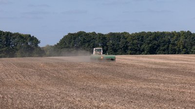 На Вінниччині сіють озиму пшеницю за технологією прямої сівби: як це економить пальне На Вінниччині сіють озиму пшеницю за технологією прямої сівби: як це економить пальне