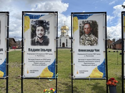 В Шацьку на Волині сильний вітер пошкодив світлини на Алеї Героїв В Шацьку на Волині сильний вітер пошкодив світлини на Алеї Героїв