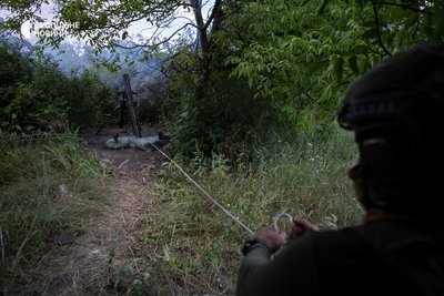 Мінометники "Омеги" стріляють по російським позиціям на окупованій Донеччині Мінометники "Омеги" стріляють по російським позиціям на окупованій Донеччині