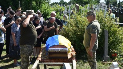 Похорон військового на Чернігівщині: попрощалися з солдатом Юрієм Жиманем Похорон військового на Чернігівщині: попрощалися з солдатом Юрієм Жиманем