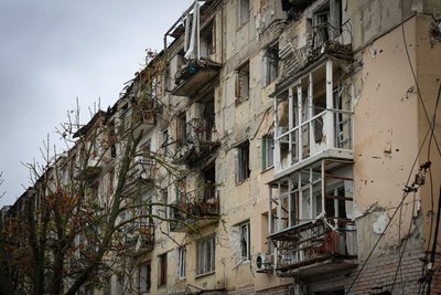 «Дивлюся під ноги, а слухаю небо»: як живуть люди у «червоній зоні» Дніпровського району Херсона «Дивлюся під ноги, а слухаю небо»: як живуть люди у «червоній зоні» Дніпровського району Херсона