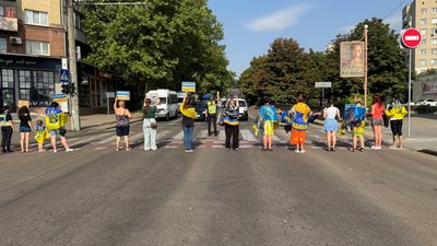 У Миколаєві вшанували загиблих українських воїнів до роковин теракту в Оленівці У Миколаєві вшанували загиблих українських воїнів до роковин теракту в Оленівці
