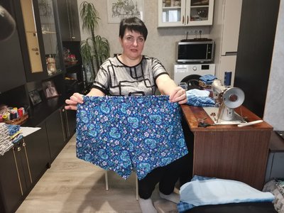 Волонтерка шиє спідню білизну Волонтерка шиє спідню білизну