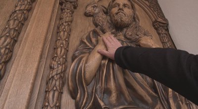 Архиєпископ ПЦУ власноруч зробив дерев’яні двері для церкви на Тернопільщині Архиєпископ ПЦУ власноруч зробив дерев’яні двері для церкви на Тернопільщині