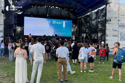 Вірші, музика та фудкорти: як минув другий день фестивалю Виделкafest в Одесі Вірші, музика та фудкорти: як минув другий день фестивалю Виделкafest в Одесі