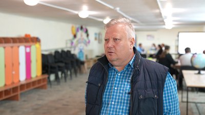 Вчитель англійської мови Сергій Колєсніков Вчитель англійської мови Сергій Колєсніков