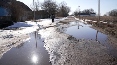 Грошей на поточний ремонт місцевих доріг на Чернігівщині немає: з чим це пов'язано та що кажуть водії про стан доріг Грошей на поточний ремонт місцевих доріг на Чернігівщині немає: з чим це пов'язано та що кажуть водії про стан доріг