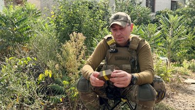 "Козак" сапер 117 бригади ТрО тримає інерційну протипіхотну міну Донецька область "Козак" сапер 117 бригади ТрО тримає інерційну протипіхотну міну Донецька область