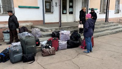 "Терпіти немає сил". "Янголи спасіння" евакуюють людей з Костянтинівки "Терпіти немає сил". "Янголи спасіння" евакуюють людей з Костянтинівки