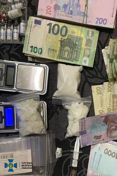 Правоохоронці провели обшуки у справі про наркотрафік у посилках з-за кордону Правоохоронці провели обшуки у справі про наркотрафік у посилках з-за кордону