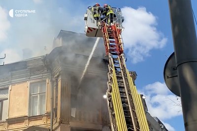 У центрі Одеси горить житловий будинок: на місці працюють пожежники та медики У центрі Одеси горить житловий будинок: на місці працюють пожежники та медики