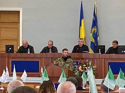 У Черкасах на сесії ветерани війни подарували крісло колісне голові облради У Черкасах на сесії ветерани війни подарували крісло колісне голові облради