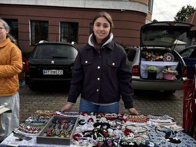 Учасниця ярмарку Ольга Мацірута, благодійний ярмарок, Бурштин Учасниця ярмарку Ольга Мацірута, благодійний ярмарок, Бурштин
