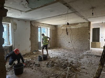 У Макарові відновлюють два пошкоджених будинки, де проживали понад 300 людей У Макарові відновлюють два пошкоджених будинки, де проживали понад 300 людей
