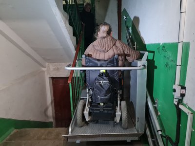 У Житомирі в багатоповерхівках встановлюють електропідйомники для людей на кріслах колісних У Житомирі в багатоповерхівках встановлюють електропідйомники для людей на кріслах колісних