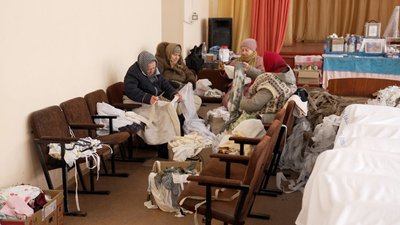 Потрібні білого кольору: на Вінниччині плетуть маскувальні сітки Потрібні білого кольору: на Вінниччині плетуть маскувальні сітки