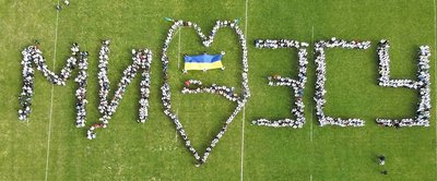 У Хмельницькому студенти у вишиванках створили серце для ЗСУ У Хмельницькому студенти у вишиванках створили серце для ЗСУ
