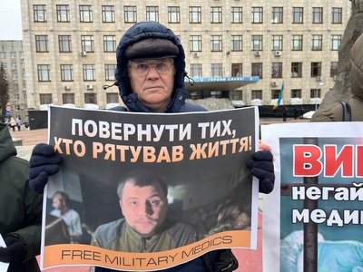 "Не мовчи — полон вбиває": у Житомирі відбулася акція на підтримку військовополонених "Не мовчи — полон вбиває": у Житомирі відбулася акція на підтримку військовополонених