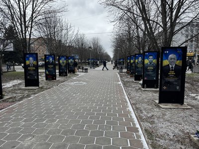 У Полтаві встановили нові щити на Алеї Героїв, які пошкодив водій таксі 3 грудня У Полтаві встановили нові щити на Алеї Героїв, які пошкодив водій таксі 3 грудня