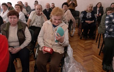 Тонометр, кросівки і солодощі: в геріатричному пансіонаті у Луцьку — акція "Здійсни мрію" Тонометр, кросівки і солодощі: в геріатричному пансіонаті у Луцьку — акція "Здійсни мрію"