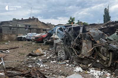 "Ми цілі дивом": мешканці будинку в Одесі розповіли про влучання російського дрона