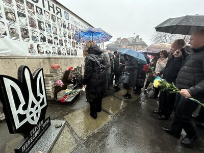 Під дощем і з квітами: на Черкащині вшанували пам'ять учасників Революції Гідності Під дощем і з квітами: на Черкащині вшанували пам'ять учасників Революції Гідності