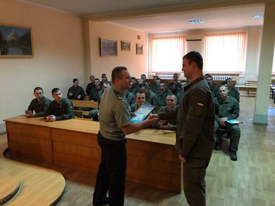 "Завжди дарував мені хризантеми". Історія бійця Богдана Канівця з Охтирки "Завжди дарував мені хризантеми". Історія бійця Богдана Канівця з Охтирки