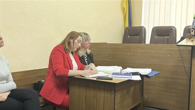 У Кременчуці суд допитав матір дівчинки, яка загинула у дитсадку У Кременчуці суд допитав матір дівчинки, яка загинула у дитсадку