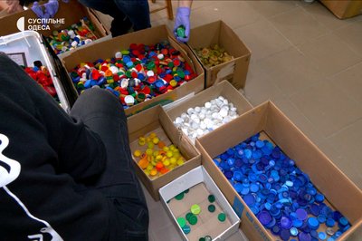 В Одесі волонтери збирають кришечки, щоб купити безпілотник для ЗСУ В Одесі волонтери збирають кришечки, щоб купити безпілотник для ЗСУ