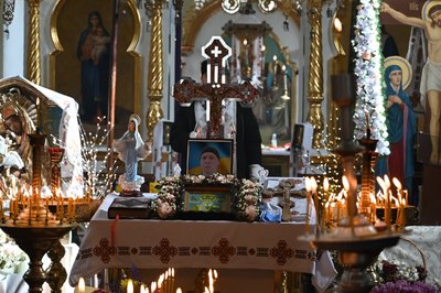 церква,похорон, церковні свічки, портрет церква,похорон, церковні свічки, портрет