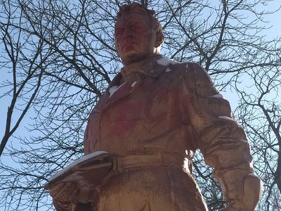 У Києві демонтували пам’ятник радянському льотчику Чкалову У Києві демонтували пам’ятник радянському льотчику Чкалову